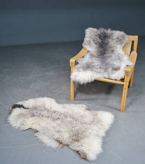 2 langhårede melerede lammeskind