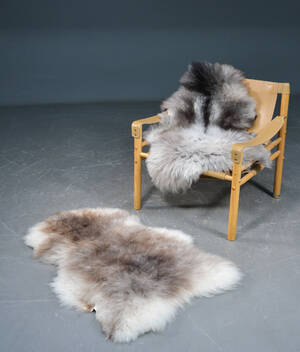 2 langhårede melerede lammeskind