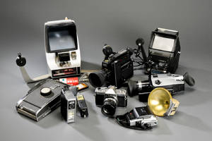 En samling kameraer og udstyr 9