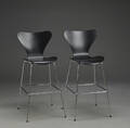 Arne Jacobsen. To barstole Syveren, model 3187 2  