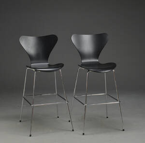 Arne Jacobsen. To barstole Syveren, model 3187 2