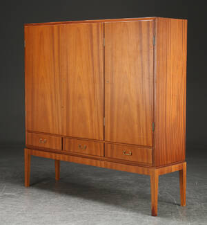 Dækketøjsskab af teaktræ, dansk møbelproducent