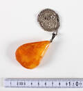 Vedhæng af behandlet rav, ca. 27 gr. 