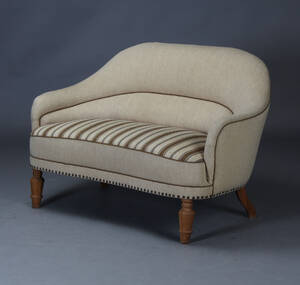 Sofa, beige og stribet betræk, enkelt plet