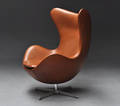 Arne Jacobsen. Hvilestol, Ægget i patineret originalt Elegance læder