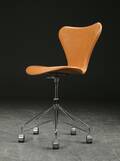 Arne Jacobsen. Kontorstol, model 3117, cognacfarvet læder