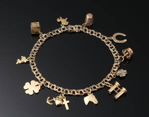 Bismark armbånd af 8 kt. guld med charms