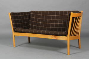Erik Ole Jørgensen. To-pers. sofa, bøgetræ
