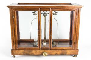 VÅG, i monterskåp, 1900 - talets första hälft