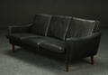 Tre-pers. sofa, sort læder og palisander, dansk møbelproducent