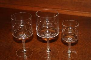 GLASSERVIS 10 VITVIN, 16 RÖDVIN, 17 STARKVIN