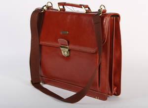 Apples. Skuldertaske i rødbrun læder.