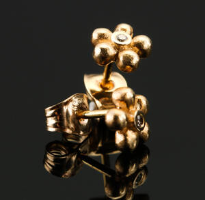 Ole Lynggaard. Par Blomst ørestikker af 18 kt guld.