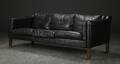 Tre-pers. sofa, sort læder, dansk møbelproducent