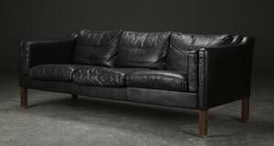 Tre-pers. sofa, sort læder, dansk møbelproducent