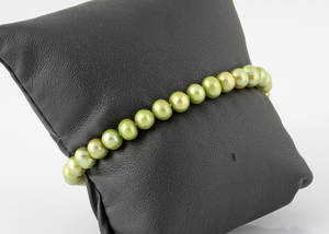 Cultured freshwater pearl bracelet.
