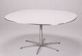Bruno Mathsson og Piet Hein. Supercirkulært spisebord med plade af hvid laminat