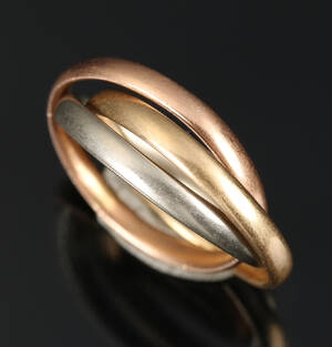 Ring af 14 kt trefarvet guld. 7,4 gr.