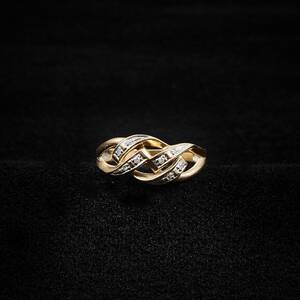 Ring, 18 k. Med 8 diamanter