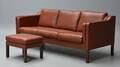 Dansk møbelproducent. Tre-personers sofa med skammel, læder 2