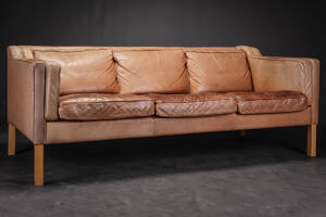 Dansk møbelproducent. Tre-pers. sofa betrukket med bøffellæder