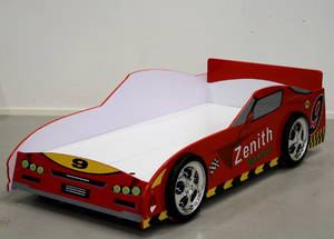 Barnsäng med stomme formad som en bil