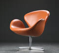 Arne Jacobsen. Svane lænestol, cognacfarvet læder, Red Label 2008 