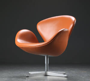 Arne Jacobsen. Svane lænestol, cognacfarvet læder, Red Label 2008 