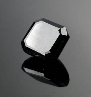 Uindfattet behandlet sort diamant ca 7.42 ct.