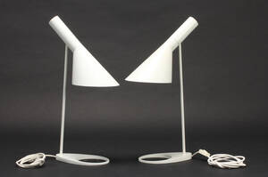 Arne Jacobsen. Par AJ bordlamper.2 