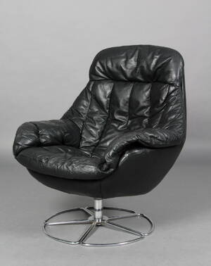 H. W. Klein. Lænestol, sort læder