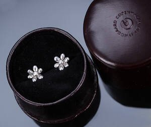 Ole Lynggaard. Par Blomst ørestikker i 18 kt. hvidguld med brillanter 