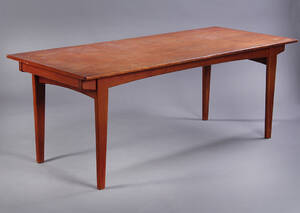 Dansk møbelproducent 1960-erne. Spisebord med rektangulærplade med skjult udtræk og to tillægsplader af teaktræ