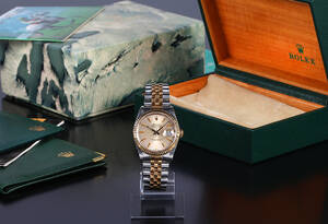 Rolex Datejust. Herrearmbåndsur i 18 kt. guld og stål med sølvfarvet skive - boks  cert. 1992