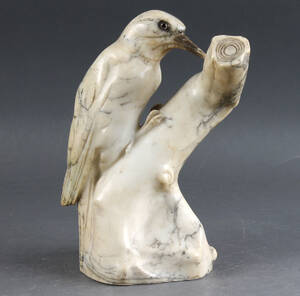 Figur i form af spætte på gren, af marmor