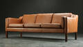 Tre-personers sofa af patineret læder, dansk møbelproducent 