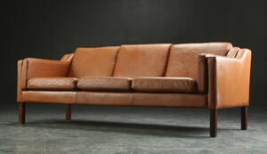 Tre-personers sofa af patineret læder, dansk møbelproducent 