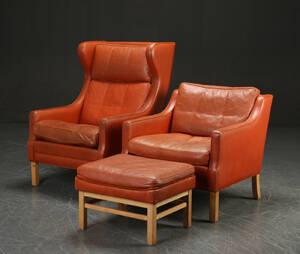 Dansk møbelproducent. Lænestol, øreklapstol samt skammel, cognacfarvet læder 3 