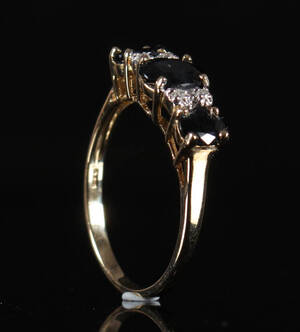 Ring med safirer og diamanter