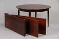 Dansk møbelproducent. Cirkulært spisebord af mahogni og palisander med tre tillægsplader 4.  