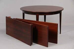 Dansk møbelproducent. Cirkulært spisebord af mahogni og palisander med tre tillægsplader 4.  