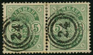 AFA 32 1882. Våbentype, 5 Øre, grøn, små hjørnetal par. Annulleret med nummerstempel 24 HELSINGØR.