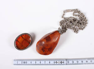 Halskæde samt broche, rav, ca. 100 gram. 2