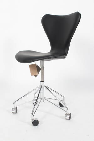 Arne Jacobsen Kontorstol model 3117  med nummerbevis.