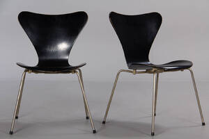 Arne Jacobsen. To stole model 3107 1960erne. 2 