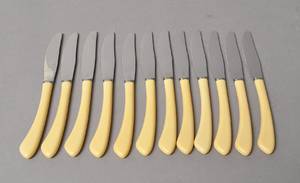 Jens Harald Quistgaard 1919-2008. 12 knive m hvid skaft. 12