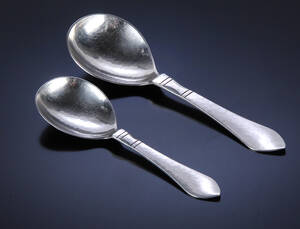 Georg Jensen. Antik to serveringsskeer af sølv, 1929 og 1931