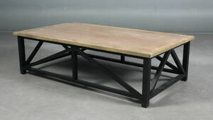 Sofabord af eg, med sortlakeret stel. Denne vare er sat til omsalg under nyt varenummer 4282966