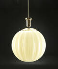 Loftlampe. Stor rund glaskuppel med messingophæng, 1930erne