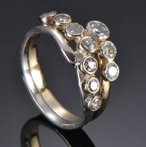 Cross-over brillantring, ca 0.90 ct, af 14 kt tofarvet guld